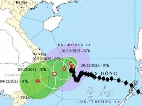 Bão số 15 Koto tiếp tục đi kiểu 'nhúc nhích', suy yếu trước khi vào Nam Trung Bộ