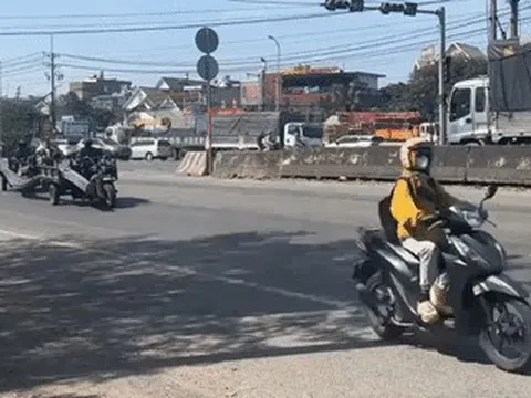 Clip xe ba gác "cõng" bó sắt dài 10m náo loạn quốc lộ