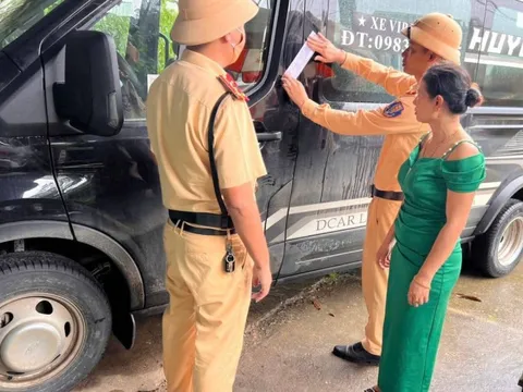 Xử phạt người phụ nữ điều khiển ô tô 16 chỗ không có giấy phép lái xe