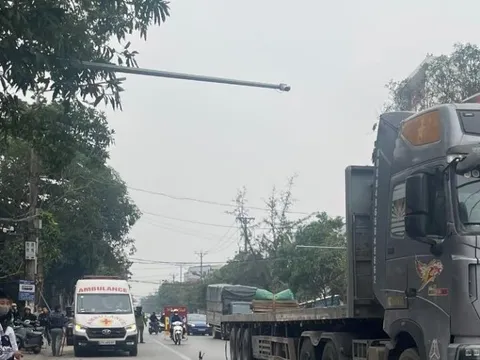 Đi khám bệnh về, cụ ông 79 tuổi va chạm với xe đầu kéo, bị cán tử vong