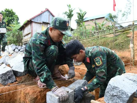 Bộ đội thần tốc dựng nhà mới cho người dân bị sập nhà