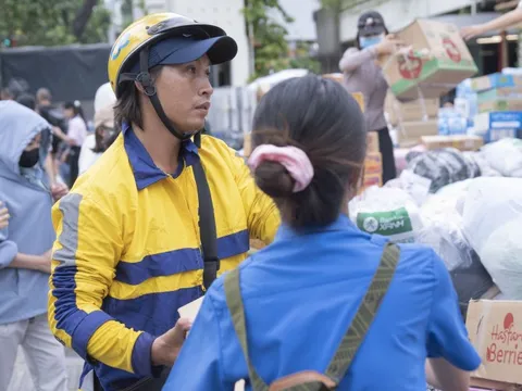 Nghĩa đồng bào - Kỳ 6: Anh shipper, bà nội trợ... gác chuyện riêng để hướng về miền Trung