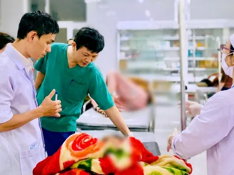 Xe công nông trôi xuống dốc, 13 HS bị thương, Bệnh viện Quảng Ngãi báo động đỏ cấp cứu