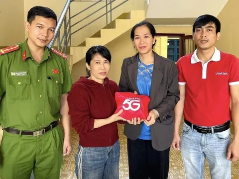 Vừa nhặt được túi tiền, người phụ nữ ở Quảng Ngãi lập tức tìm người đánh rơi