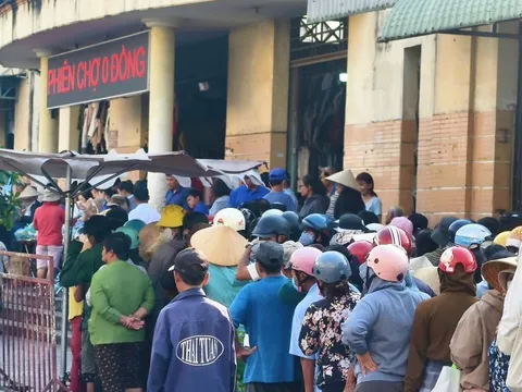 Phiên chợ 0 đồng trước chợ Hóc Môn: Trao tặng 1.300 phần quà