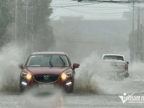 Áp thấp nhiệt đới còn quanh quẩn trên Biển Đông, miền Trung bắt đầu mưa lớn