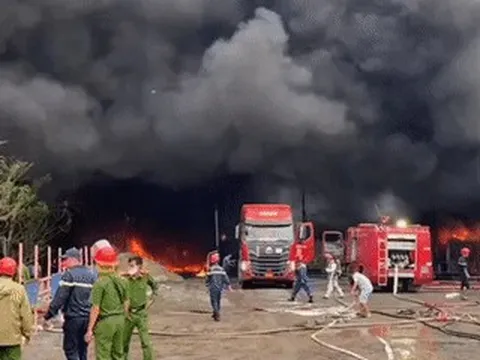 Kho hàng ở Đà Nẵng bốc cháy dữ dội kèm tiếng nổ lớn, cột khói cao hàng trăm mét