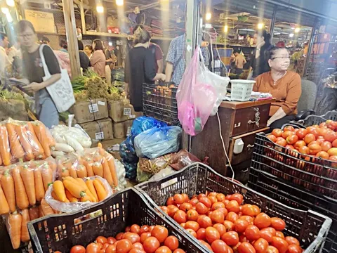 Giá rau củ hạ nhiệt nhưng vẫn cao