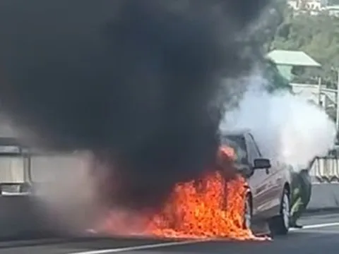 Ô tô Mercedes đang chạy bỗng cháy ngùn ngụt trên cầu Rạch Miễu