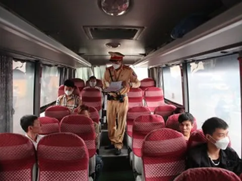 Ô tô khách, taxi có bắt buộc lắp ghế an toàn cho trẻ em?