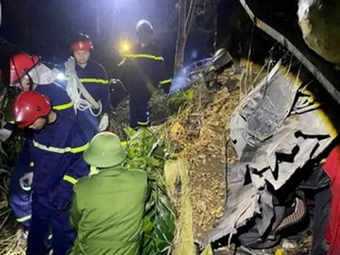 Xe tải lao xuống vực sâu 100m, tài xế tử vong