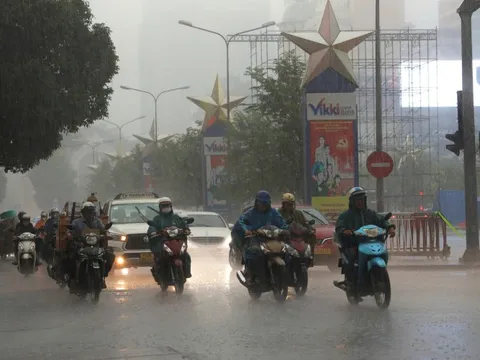 TPHCM mưa lớn kéo dài, bầu trời mù mịt tối