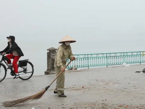 Chùm ảnh gần trưa sương mù vẫn dày đặc, Hà Nội mà ngỡ như Sa Pa