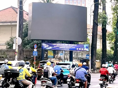 Di tích Viện Pasteur 'kêu cứu' vì chìm trong quảng cáo: Tháo dỡ 2 trong tổng số 3 trụ