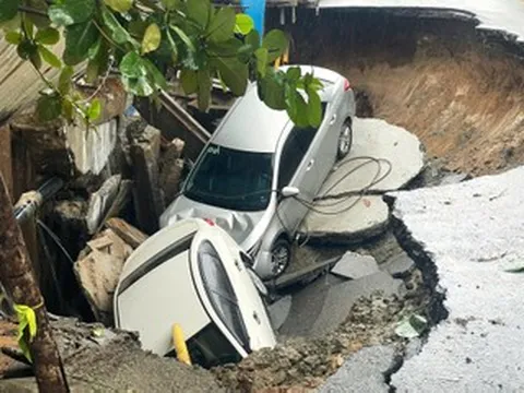 Hố sụt lớn ‘nuốt chửng’ 2 ô tô ở trung tâm Đà Nẵng