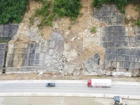 Một tháng sau đợt sạt lở nghiêm trọng, cao tốc nối Huế - Đà Nẵng vẫn ngổn ngang