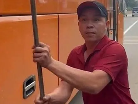 Nhân viên xe khách cầm gậy sắt đe dọa người đi xe máy