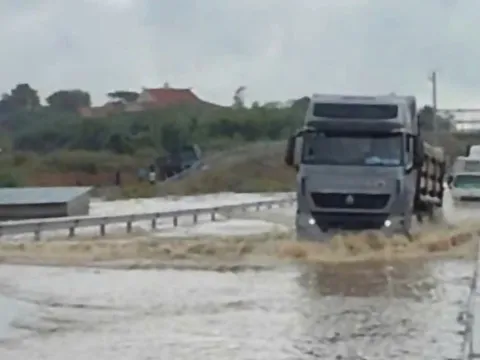 Nước dâng cao, ngập tuyến cao tốc Phan Thiết – Dầu Giây