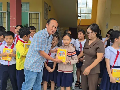 Thắp lên niềm vui đến trường