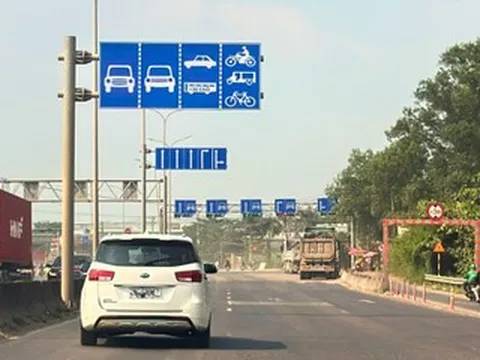 Cảnh 'hỗn loạn' vạch kẻ đường, biển báo phân làn trên Quốc lộ 51