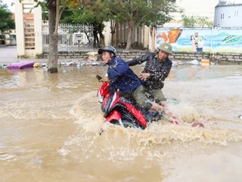 Nhiều khu vực ở Tây Nha Trang tái ngập, người dân hoảng loạn chạy lũ