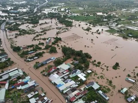 Quốc lộ 1 qua Lâm Đồng tê liệt vì ngập sâu, nhiều tàu thuyền bị cuốn trôi