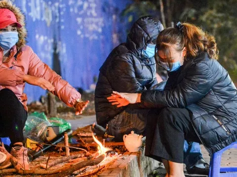 Không khí lạnh tràn xuống, miền Bắc mưa rét, miền Trung chưa dứt mưa lớn