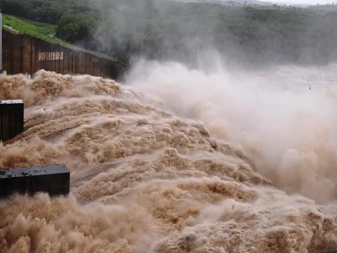 Miền Trung nhiều nơi xuất hiện lũ lịch sử, đề xuất sửa 5 quy trình vận hành liên hồ chứa