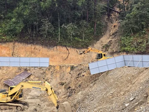 Mưa lớn làm các đèo Mimosa, Prenn tiếp tục sạt lở