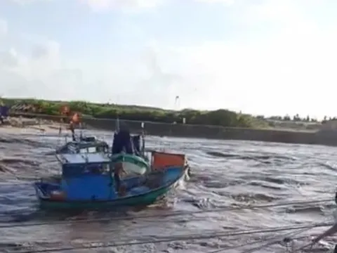 Nước lũ về nhanh, hàng chục ghe thuyền bị cuốn trôi, ngập hơn 1.000 căn nhà