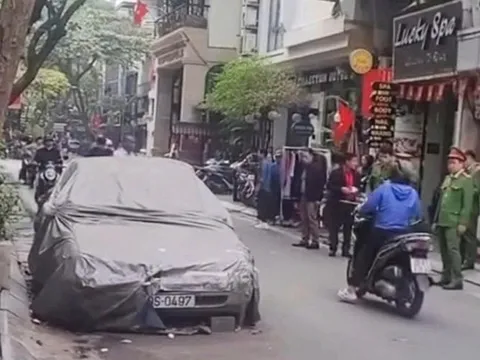 Cẩu, kéo ô tô phủ bạt "nằm lì" 4 năm trên phố Bát Sứ