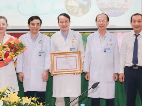 UBND TP.HCM khen thưởng đột xuất ê kíp tái nối bàn tay đứt lìa cho sản phụ mang song thai