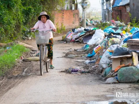 Đắk Lắk: Lũ rút, rác vẫn "ngập ngụa" trên đường, người dân lo ô nhiễm môi trường