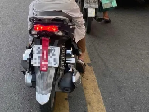 Lấy miếng vải đỏ che biển số, người phụ nữ bị cảnh sát giao thông lập biên bản