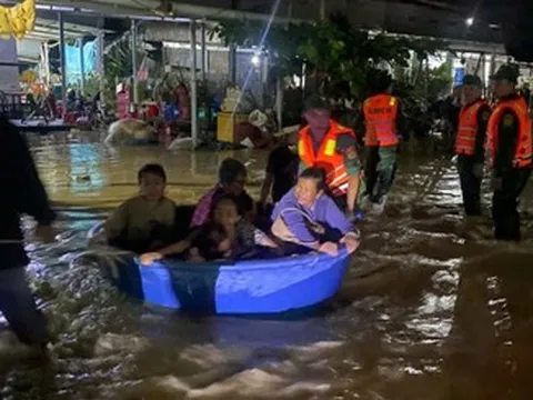 Người dân trắng đêm chạy lũ, leo nóc nhà chờ cứu hộ