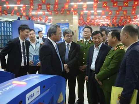 Từ hôm nay, khách đi metro Cát Linh - Hà Đông không cần mang tiền mặt