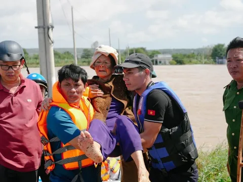 Đội cứu hộ Bình Thuận xuyên đêm "giải cứu" dân thoát lũ
