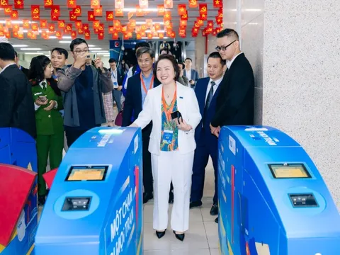 Visa ra mắt giải pháp 'chạm để di chuyển' đầu tiên tại Hà Nội trên tuyến Metro 2A Cát Linh - Hà Đông