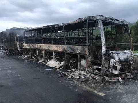 Tai nạn liên hoàn trên cao tốc Vân Phong - Nha Trang, 3 xe bốc cháy