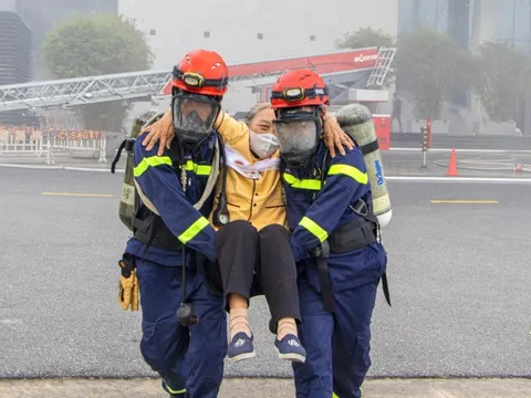 Hàng trăm người diễn tập chữa cháy tại Trung tâm hành chính Đà Nẵng