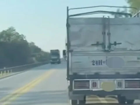 VIDEO: Tài xế xe tải buồn ngủ điều khiển xe chạy "rùa bò" trên cao tốc