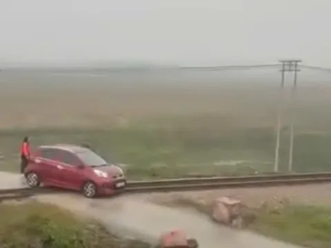 VIDEO: Thót tim cảnh ô tô mắc kẹt trên đường ray khi đoàn tàu hỏa đang lao tới