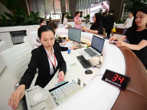 Các ngân hàng thu bộn tiền ra sao từ phí dịch vụ?