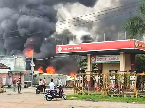 Kho chứa máy móc cơ khí sát cây xăng bốc cháy ngùn ngụt