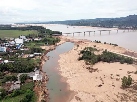 Trận lũ lịch sử để lại 'dòng sông mới' ngay khu dân cư