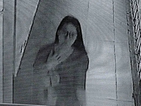 Bắt người phụ nữ lẻn vào ký túc xá trộm tài sản của học sinh Lào