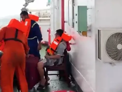 Giải cứu 13 thuyền viên Việt Nam trên tàu gặp sự cố tại vùng biển Malaysia