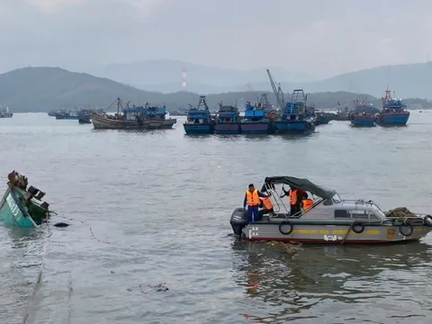 Tàu cá TPHCM chở 4 ngư dân chìm gần đảo Hòn La