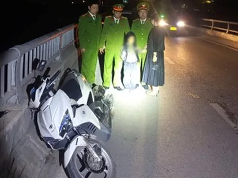 Đau buồn vì chồng mất, người phụ nữ 26 tuổi định nhảy sông tự tử cùng con