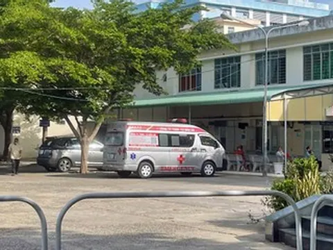 Ô tô 16 chỗ bị tảng đá từ xe công trình văng trúng, một du khách tử vong